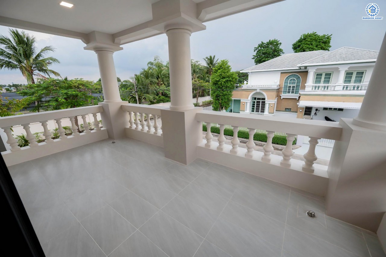 บ้านมือสองตกแต่งใหม่ โครงการ ลดาวัลย์ ปิ่นเกล้า-เพชรเกษม หลังมุม เนื้อที่ 102 ตร.ว. บนพื้นที่ใช้สอย 243.08 ตร.ม. ฟังก์ชัน 4 ห้องนอน 4 ห้องน้ำ 1 ห้องแม่บ้าน จอดรถได้ 2 คัน สภาพแวดล้อมดี ทำเลติดถนนกาญจนาภิเษก เดินทางเข้าสู่เมืองได้สะดวกเชื่อมต่อ ถนนเพชรเกษม ถนนราชพฤกษ์ ถนนกัลปพฤกษ์ ใกล้เดอะมอลล์บางแค ใกล้รถไฟฟ้าสายสีน้ำเงิน "สถานีหลักสอง" และ จุดขึ้นทางด่วน "ศรีรัช"